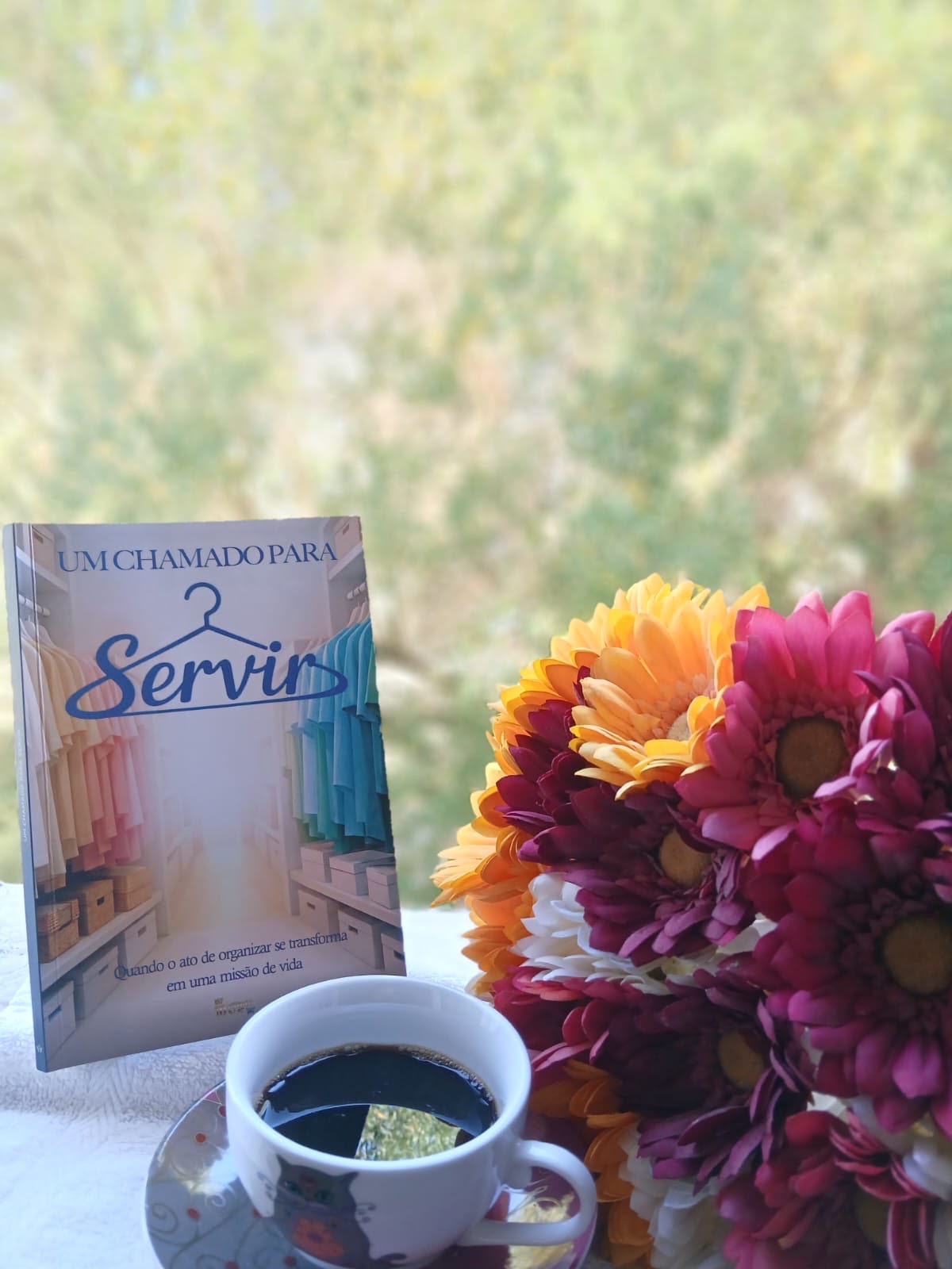 Livro Um Chamado para Servir com café